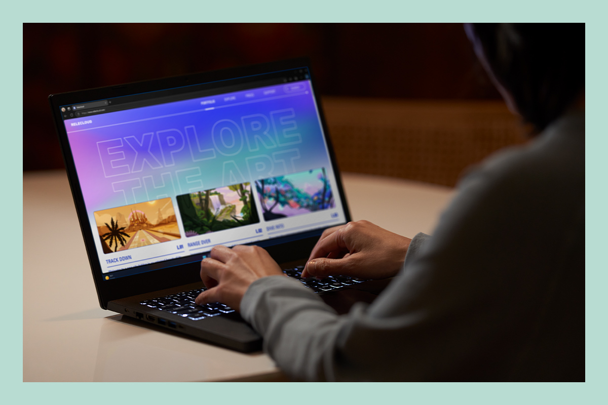 Een man aan het gamen op een laptop van PCSpecialist met Windows 11