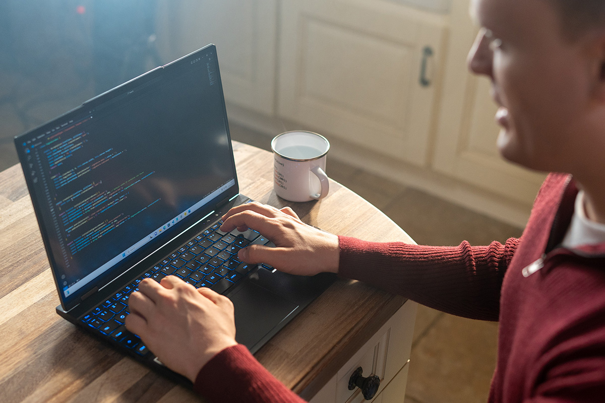 Een ontwerper die op een laptop van PCSpecialist werkt