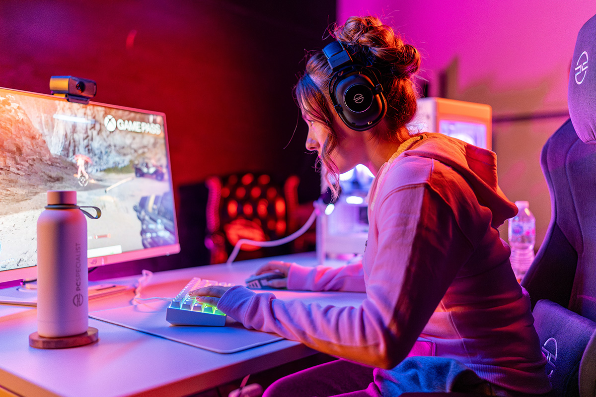 Een gamer die PCSpecialist PC gebruikt om games te spelen